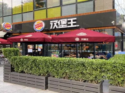 龙华转角铺，地铁站0距离（租5年）递增百10，价格还能谈