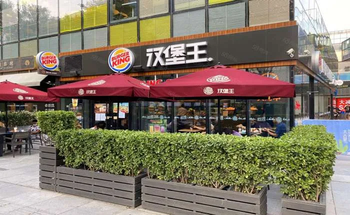 龙华转角铺，地铁站0距离（租5年）递增百10，价格还能谈