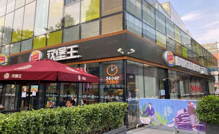 龙华转角铺，地铁站0距离（租5年）递增百10，价格还能谈