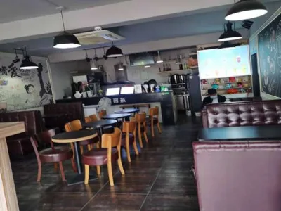 马鞍山地铁口铺面转让,套内75平左右店租6000,方便看房,空转