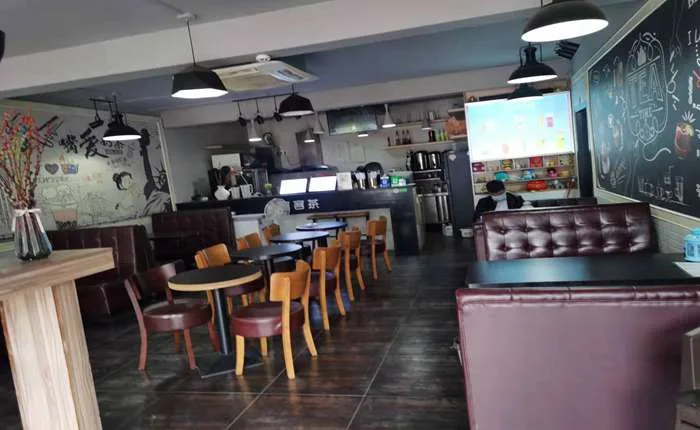 马鞍山地铁口铺面转让,套内75平左右店租6000,方便看房,空转