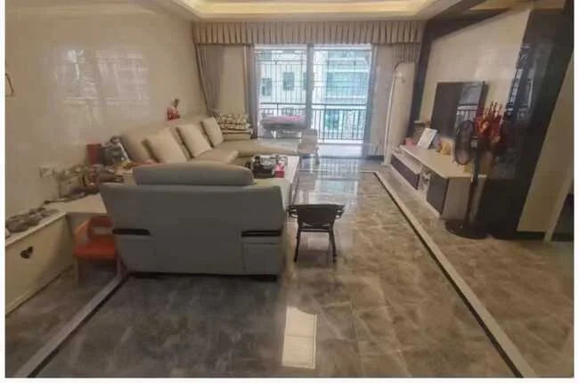宝安中心体育馆旁【金景豪苑】全新60万豪装，单价仅6万。面积118平3房2卫，满五年唯一