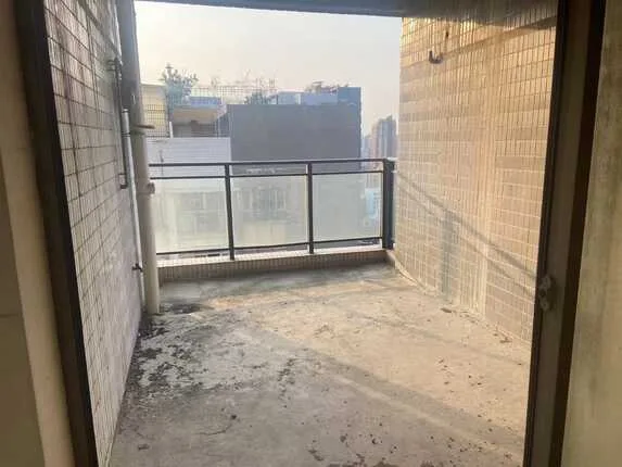 笋盘:深圳市宝中豪宅二手毛坯房,深业新岸线二期142平4房2厅2卫3阳台1425万