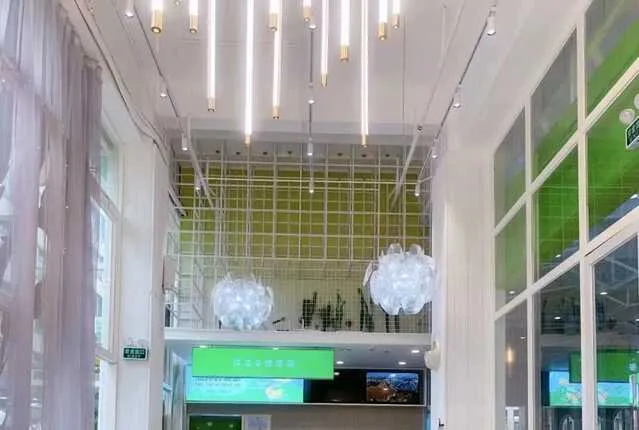 福永地铁口一楼商铺茶饮轻餐转让，租金8000