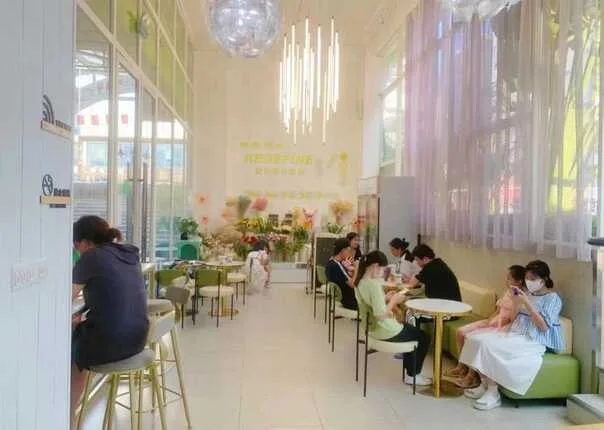 福永地铁口一楼商铺茶饮轻餐转让，租金8000