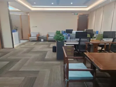宝中卓越招租 带全套办公家私，正电梯口 东南面采光