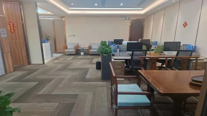 宝中卓越招租 带全套办公家私，正电梯口 东南面采光