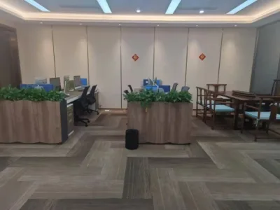 宝中卓越招租 带全套办公家私，正电梯口 东南面采光