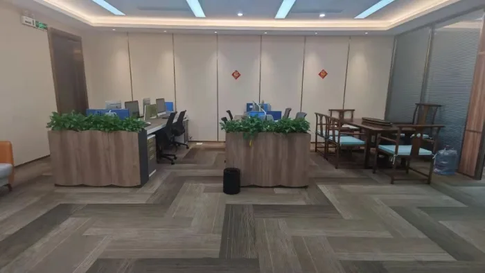 宝中卓越招租 带全套办公家私，正电梯口 东南面采光