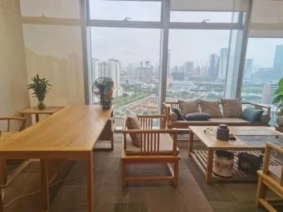 宝中卓越招租 带全套办公家私，正电梯口 东南面采光