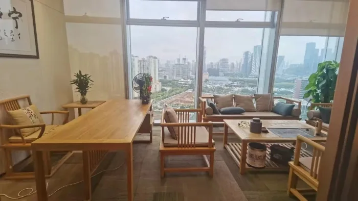 宝中卓越招租 带全套办公家私，正电梯口 东南面采光