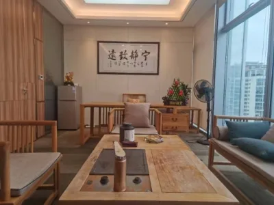 宝中卓越招租 带全套办公家私，正电梯口 东南面采光