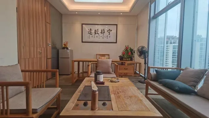 宝中卓越招租 带全套办公家私，正电梯口 东南面采光
