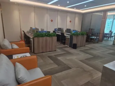 宝中卓越招租 带全套办公家私，正电梯口 东南面采光