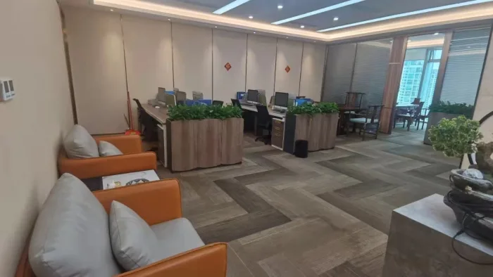 宝中卓越招租 带全套办公家私,正电梯口 东南面采光