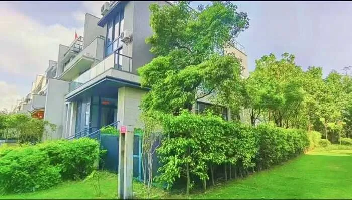 深圳光明金城大第花园豪华‮别大‬墅出售2180万