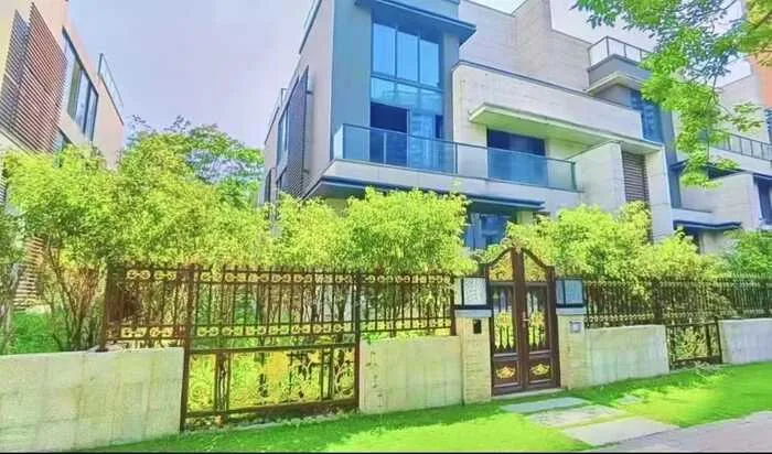 深圳光明金城大第花园豪华‮别大‬墅出售2180万