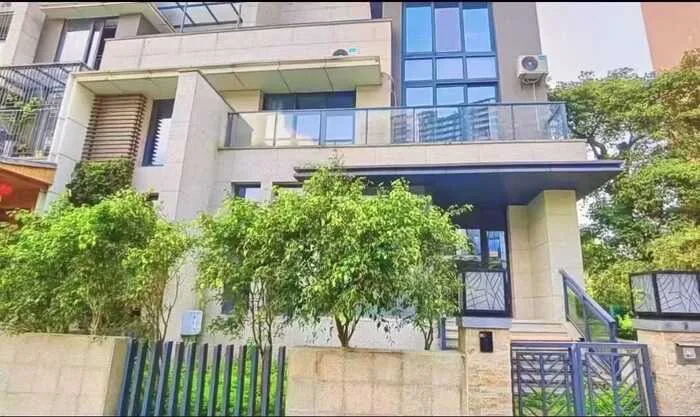 深圳光明金城大第花园豪华‮别大‬墅出售2180万