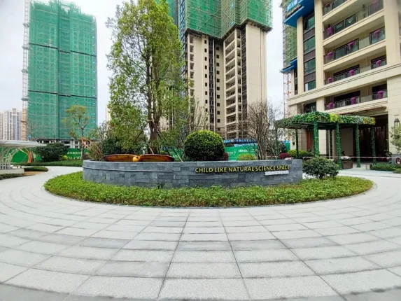 德威江誉城惠州的大品牌大楼盘，社区规模大，容积率低