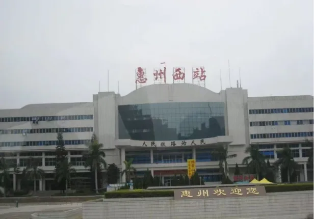 德威江誉城惠州的大品牌大楼盘，社区规模大，容积率低