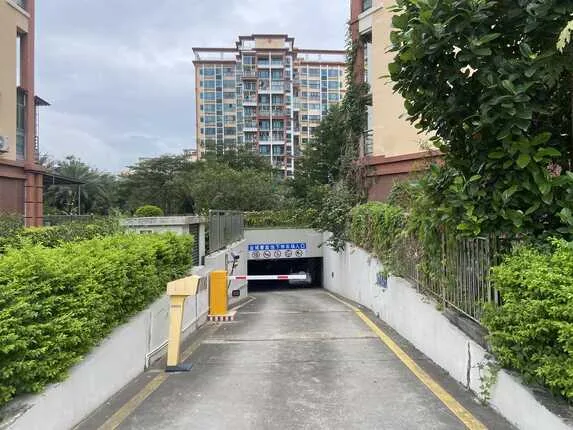福永地铁口低于指导价，金域豪庭三房二厅一卫87㎡平米业主一口价360万。