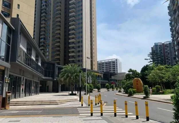 福永塘尾地铁口旁华强城临街旺铺30-275平，现特价出售3.1万起，买一送一