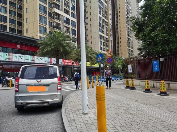 塘尾地铁口华强城商铺出租,200多平,可以分租,租金150元/平