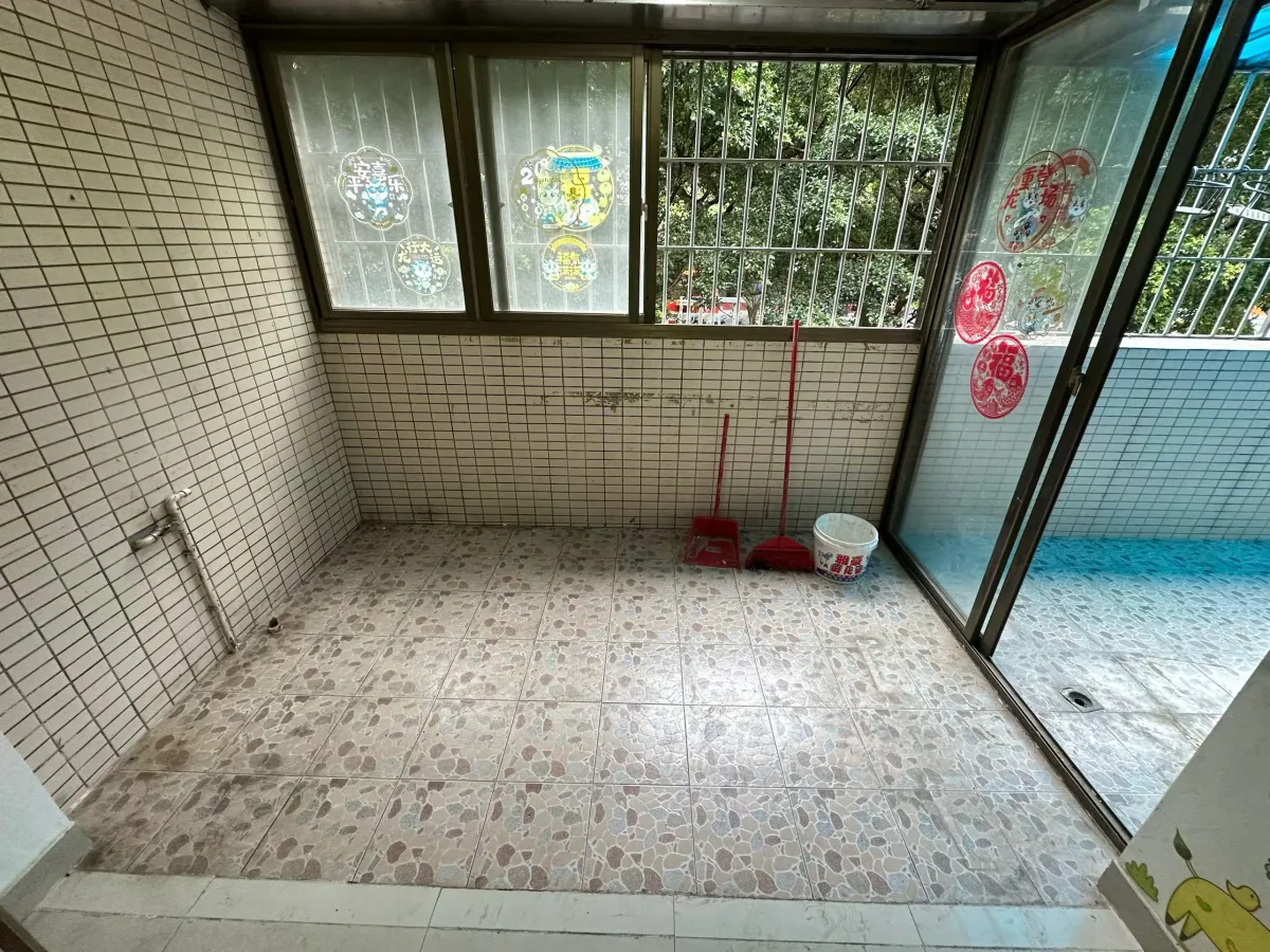 沙井田沁苑小区2房，大阳台2300元