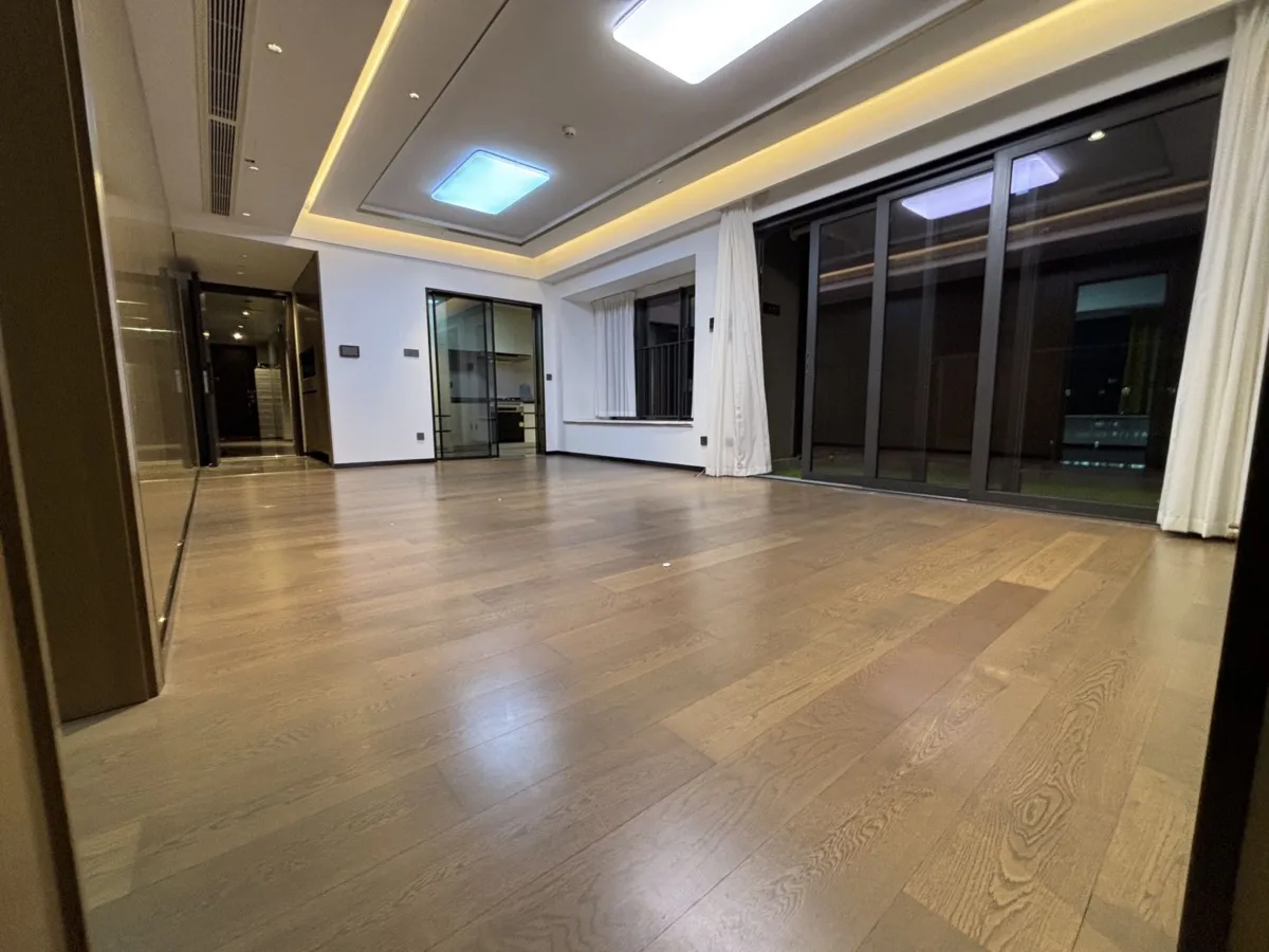 万科星城楼王136平大四房空房出租6200