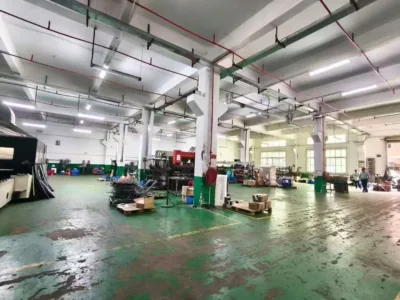 松岗一楼厂房带牛角1100平方层高5.5米（实际建面出租）32块，大车出入方便