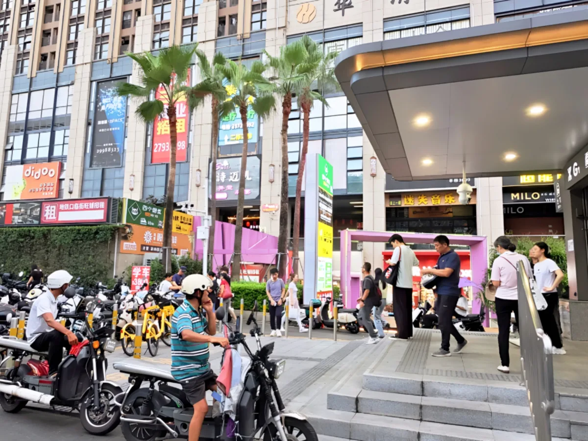 流塘G1出口旺铺113平，租金11000元/月