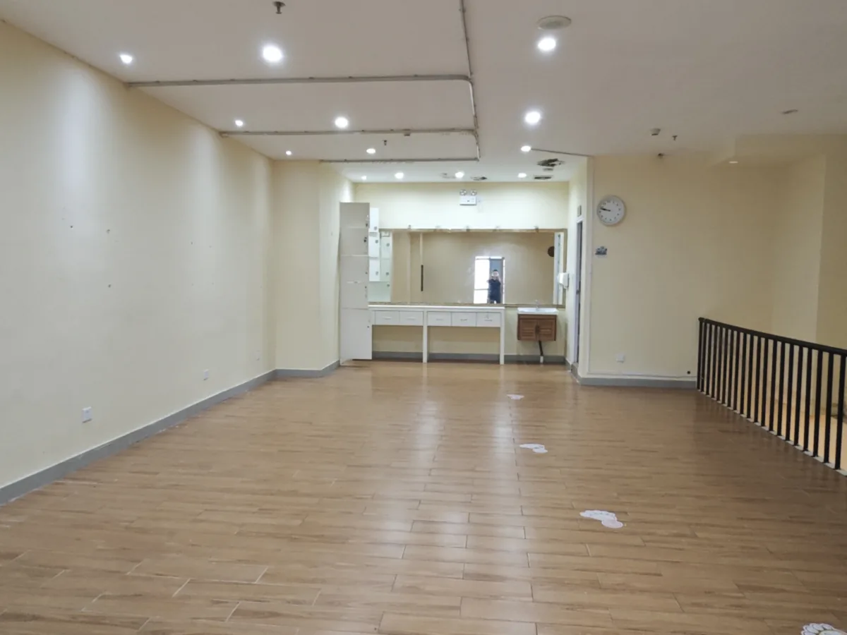 流塘阳光花园小区门口街铺，上下两层165平租金120元/平