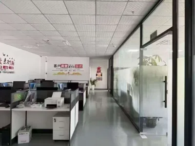 松岗楼上整层1350平（20元/平打包） 全新精装修带办公家具