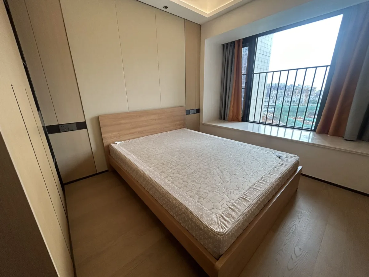 海岸城99平三房，家具齐全出租5300