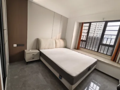 清平华府83平三房一卫拎包入住出租4300/月，随时看房